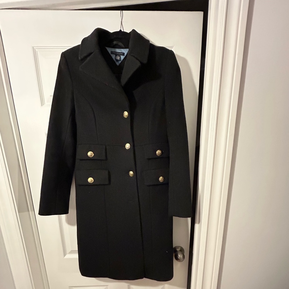 Tommy Hilfiger winter jacket
Black with gold buttons
Size US4
